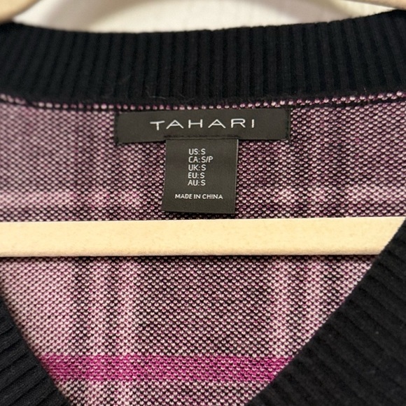 LIKE 🆕️ Tahari V Neck Plaid Sweater -Small- - Picture 3 of 5
